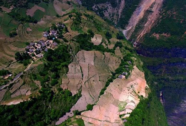 四川凉山挂壁路（大凉山挂壁村）