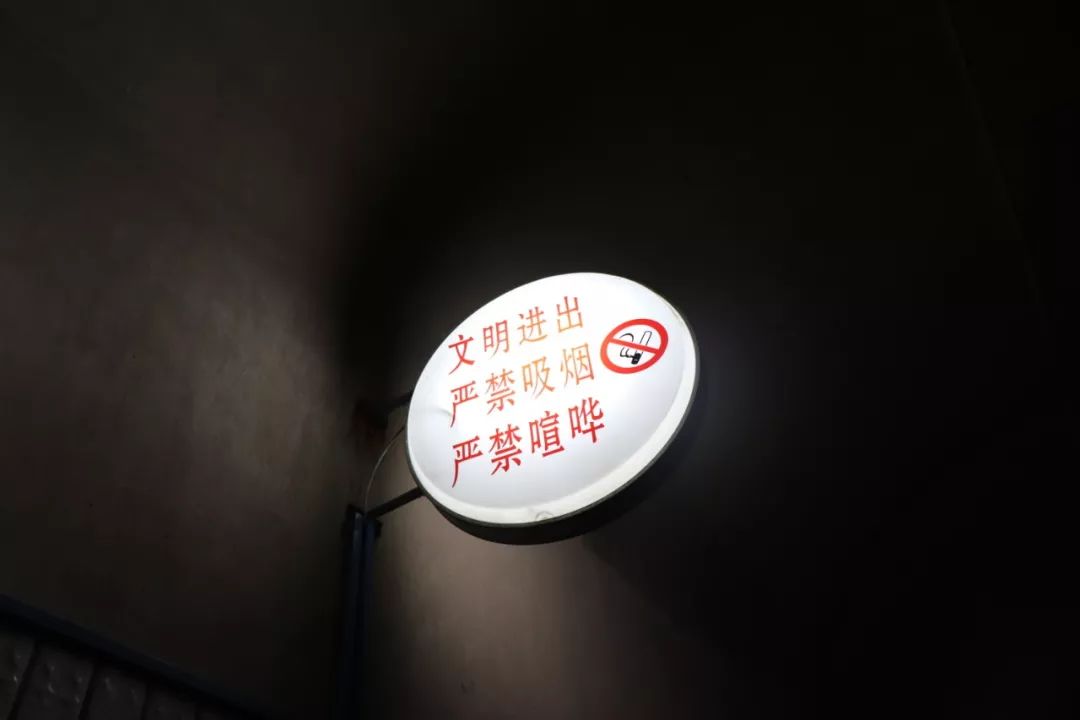 怎么挂警示灯牌上面的字（挂警示牌顺序）